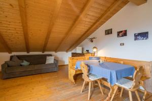 a living room with a table and a couch at Ferienwohnung Aster Nusserhof in Avelengo