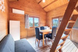 a dining room with a table and chairs at Falaguera Barraca 3 in Bárig