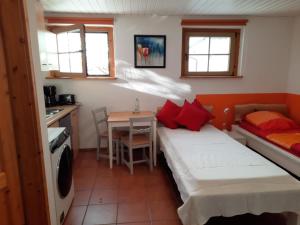 a room with two beds and a table and a kitchen at Ferienwohnung Dörflich in Meinerzhagen
