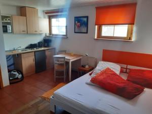 a small room with a bed and a kitchen at Ferienwohnung Dörflich in Meinerzhagen