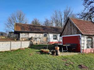 an old barn with a picnic table in front of it at Ferienwohnung Dörflich in Meinerzhagen