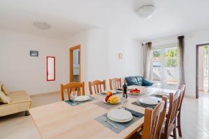 a dining room and living room with a table and chairs at Casa vacanze Elettra in centro in Otranto