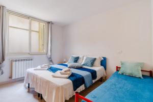 a bedroom with two beds and a window at Casa vacanze Elettra in centro in Otranto