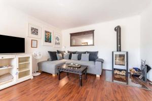 a living room with a couch and a fireplace at Ferienwohnung Auszeit in Niederviehbach +24 photos