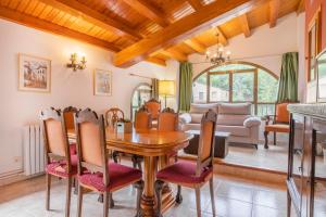 a dining room with a wooden table and chairs at Casa Batlle Ginebro in Les Iglésies