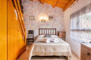 a bedroom with a bed with two towels on it at Casa Batlle Ginebro in Les Iglésies