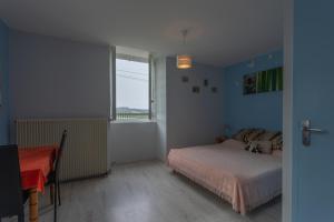 a bedroom with a bed and a window at Chambre d'hôtes Ticounat in Piets-Plasence-Moustrou