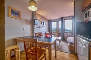 a kitchen and dining room with a table and chairs at appartement duplex in LʼHuez