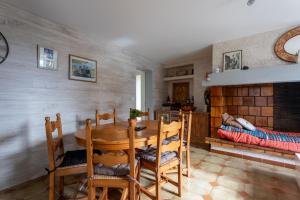 a dining room with a table and chairs and a fireplace at Chambre d'hôtes Ticounat in Piets-Plasence-Moustrou