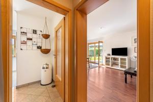 an open hallway with a living room and a television at Ferienwohnung Auszeit in Niederviehbach