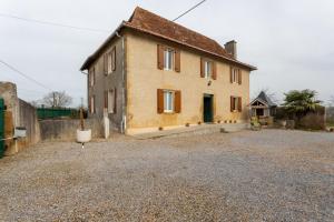 a large house with a gravel driveway in front of it at Chambre d'hôtes Ticounat in Piets-Plasence-Moustrou
