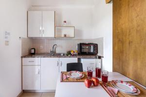 a kitchen with a table with plates of fruit on it at Studio Rea in Póndi