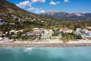 an aerial view of a resort on a beach at Studio Rea in Póndi