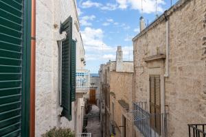 an alley in an old town with buildings at Acquamarina in Giovinazzo