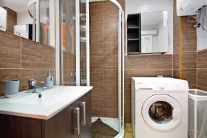 a bathroom with a sink and a washing machine at Casa Anpi in Costa de Antigua