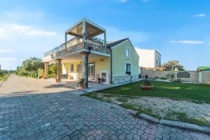 a house with a balcony on top of it at Capriccio Mediterraneo in Sassari