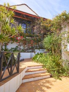 a garden with stairs and plants on a building at Finca La Calerita D in Uga