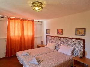 a bedroom with a bed with two towels on it at Finca La Calerita D in Uga
