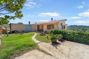 a house with a garden and a lawn at Sole Mare di Barbara in Chia