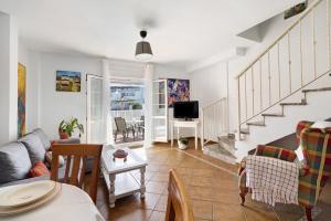 a living room with a couch and a table at Casa Costa Ballena Dahlia in Costa Ballena