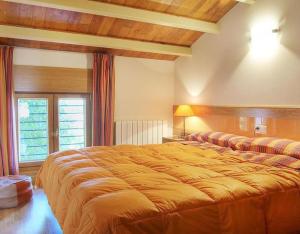 a bedroom with a large bed in a room at Apartamento ll in Iráizoz