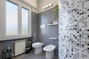 a bathroom with a toilet and a sink and a window at Casa vacanze Brezza di Levante in Sestri Levante