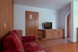 a living room with a couch and a tv at Apartment 3 - Zur Sonne in Laion
