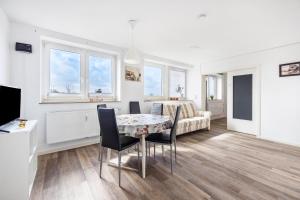 a living room with a table and chairs and a couch at Ferienwohnung Krautsand in Drochtersen