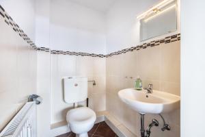 a bathroom with a toilet and a sink at Ferienwohnung Krautsand in Drochtersen