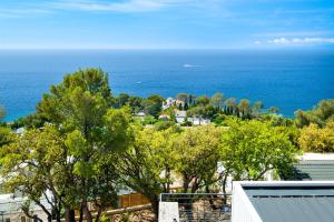 a view of the ocean from a house at Mobil-Home Baia in Saint-Raphaël