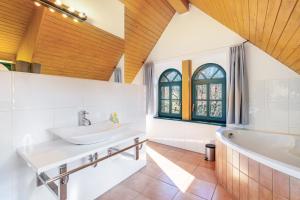 a bathroom with two sinks and a tub at Elbloft Radebeul Am Elberadweg Mit in Radebeul +27 photos