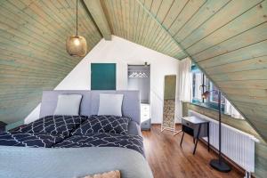 a bedroom with a bed and a desk in a room at Elbloft Radebeul Am Elberadweg Mit in Radebeul