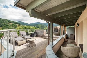 a balcony with chairs and a view of the mountains at Wein- und Klimahotel Bergfriedel in Bühlertal