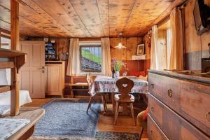 a dining room with a table in a cabin at Ferienhaus Leitner in Tires