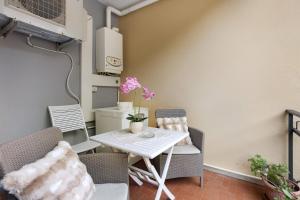 a small dining room with a table and chairs at La Rosa Dei Venti in Vernazza