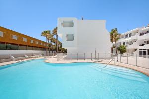 a large swimming pool in front of a building at Casa Jable in Costa de Antigua +15 photos