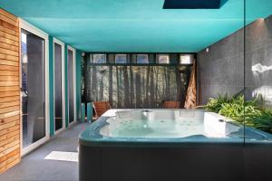 a jacuzzi tub in the middle of a patio at La Maison du Renard in Sarre +36 photos