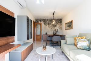 ein Wohnzimmer mit Sofa und Tisch in der Unterkunft Oasis Mijas Centro in Mijas