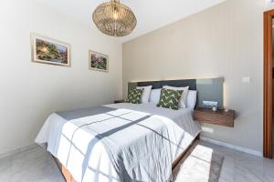 ein Schlafzimmer mit einem Bett und einem Kronleuchter in der Unterkunft Oasis Mijas Centro in Mijas