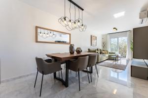 ein Esszimmer und ein Wohnzimmer mit Tisch und Stühlen in der Unterkunft Oasis Mijas Centro in Mijas