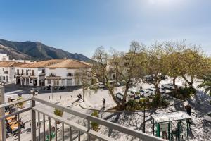 Blick auf eine Straße vom Balkon einer Stadt in der Unterkunft Oasis Mijas Centro in Mijas