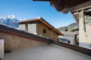 a balcony with a view of a mountain at Da Manu - Blavy Nus in Blavy