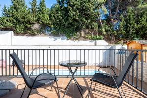two chairs and a table on a balcony at Dorada Apartment Mar in Calafell