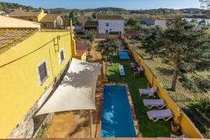 an overhead view of a backyard with a swimming pool at El Figuerar in Palamós