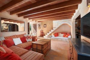 a living room with a couch and a table at Son Garreta in El Palmer