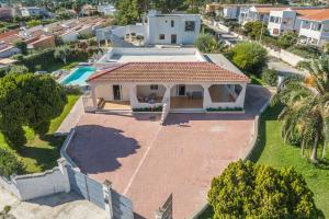 an aerial view of a house with a swimming pool at Villa Fontane Bianche with pool in Fontane Bianche