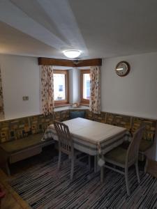 a dining room with a table and two chairs at Oberhöher Apt Talblick in San Pietro