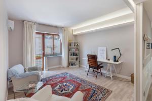 a living room with a table and a desk at Casa Frank 2 in Torre Annunziata