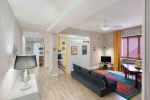 a living room with a couch and a table at Casa Frank 2 in Torre Annunziata