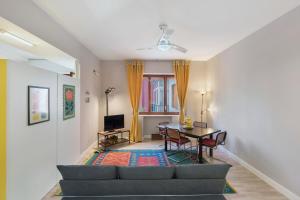a living room with a couch and a table at Casa Frank 2 in Torre Annunziata